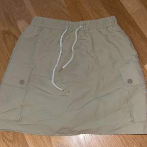 Har aldrig använt den! En super fin ljusgrön/pastel grön färg. Kjolen har ett väldigt tunnt material som är skönt för sommaren. Den har även safety shorts.