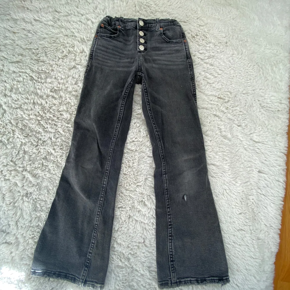 Säljer dessa jeans från zara med 4 knappar!en defekt som är en vit fläck! Storlek 134 men skulle säga att de passar 140 också . Jeans & Byxor.