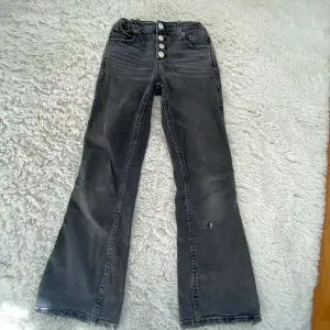 Säljer dessa jeans från zara med 4 knappar!en defekt som är en vit fläck! Storlek 134 men skulle säga att de passar 140 också 