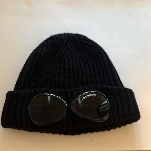C.P COMPANY - Svart mössa från C.P COMPANY i bra skick. Nypris 1599 kr. Använd 5 gånger.