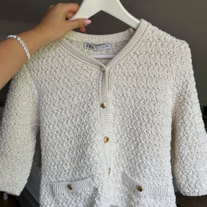 virkad kofta med guldknappar  - säljer en jätte populär virkad kofta med guld detaljer och med trekvartsärmar från zara💗storleken är en L men passar någon som bär s-m. koftan är endast använd vid ett tillfälle så den är i nyskick🥰