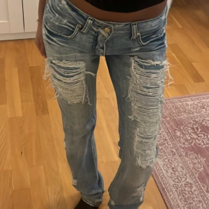 Håliga jeans-straight leg - As snygga jeans med håliga detaljer!🔥  Midjemått rakt över:34cm Innebenslängden:78cm Köp via plick!💞📦