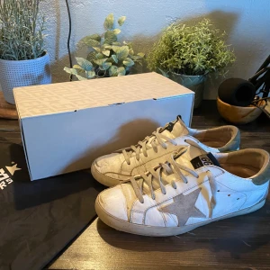 Golden Goose - Tja, säljer dom här feta golden goosen i helt okej skick utom att det är en liten defekt på sulan längst bak, dustbag och box tillkommer, priset kan alltid diskuteras och tveka inte vid frågor.