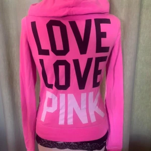 2000s mcbling vs pink zip up - ✰*฿✩‧₊˚ läs gärna köpvillkoren innan köp - FAST PRIS ✰ superfin vs pink zip up! storlek S/M beroende på hur man vill att den ska sitta <3 inga märkbara defekter, sparsamt använt second hand skick :) jag diskuterar inte priset ✰ skriv vid frågor💋