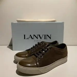 Hej! Säljer nu dessa sjukt populära lanvin skor. Skorna är i superfint skick! Nypris ligger på 5299kr Hör av dig vid frågor!