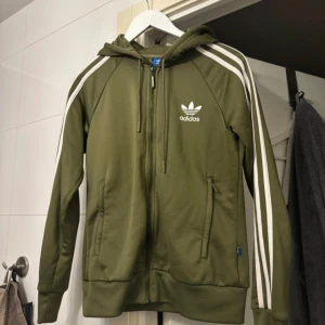 Adidaströja - Adidaströja i fint skick, säljs då den ej kommer till användning längre. Storlek 38 men passar även 36 så dom inte är så stora k storleken. 