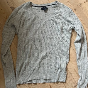 Grå stickad tröja från Tommy hilfiger💕 - Grå stickad tröja från tommy hilfiger 💕 strlk xs men skulle säga att den passar xs-m beroende på vilken passform man söker💕 mycket fint skick