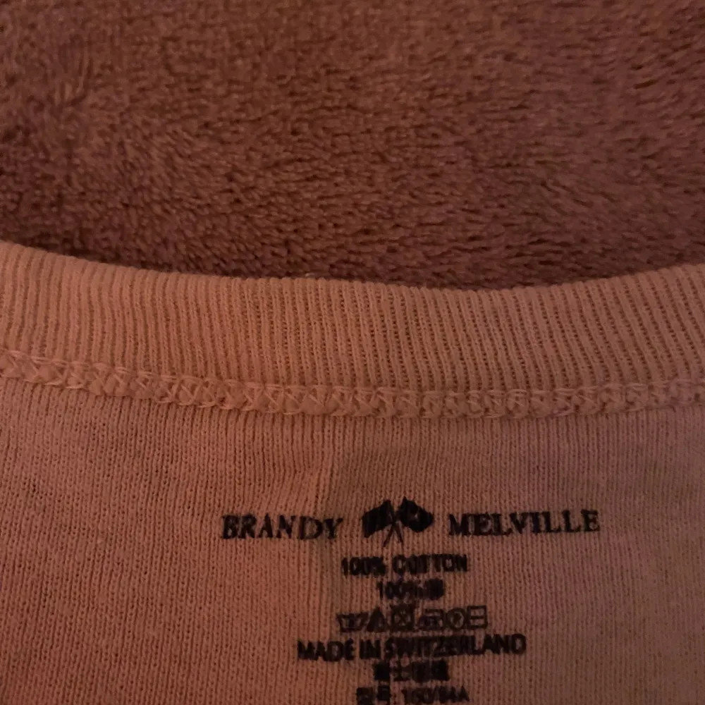 super söt brandy Melville top i en ljusrosa färg💓bra skick köpt för ish 200. Toppar.