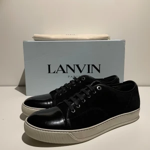 Lanvin skor  - Hej! Säljer nu dessa sjukt populära lanvin skor. Skorna är i superfint skick! Nypris ligger på 5299kr Hör av dig vid frågor!