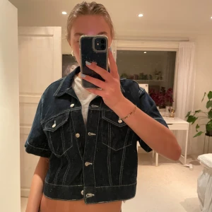 Jeans blus - Såååå galet snygg jeans blus/topp från pull&bear. Knappt använd då jag bara glömt att jag haft den. Inga defekter eller så!! I storlek S men passar M också! Verkligen så unik och fin💞