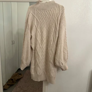 Stickad klänning - Stickad klänning/Tröja Använd 1 gång Oversized M/L 