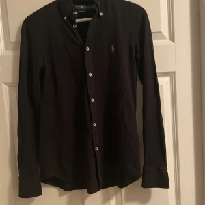 Ralph Lauren Skjorta - Säljer denna feta Ralph Lauren skjortan i storlek S men skulle säga att den sitter som en XS. Fint skick och använd några gånger. Pris kan alltid diskuteras.💰