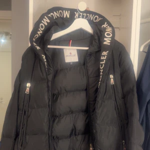Moncler vinter jacka till salu  - Hej jag väljer nu att sälja vidare min Moncler jacka har använt den under en vinter , jackan är i bra skick och i storlek m skulle även säga att den passar en s, priset är inte skrivet på Sten går att anpassa det 