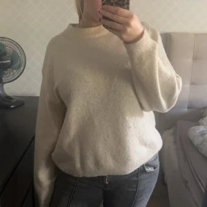 Stickad tröja  -  Vit stickad tröja från H&M🤍 Tröjan har tyvärr blivit nopprig men annars är den väldigt fin och mjuk!