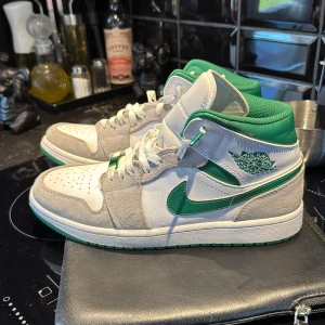 Jordan 1 green grey - Säljer nu mina Jordan 1 green grey då dom inte använts sen förra året.  Skorna är i väldigt bra då de bara använts 3-4 gånger. Nypris ligger på cirka 3500kr Medans mitt pris är 1400  (kan diskuteras) 