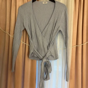 Tröja  - En jätte söt tröja ifrån bubbelroom. Tröjan är i jätte bra skick då den knappt är använd. Banden som är runt tröjan kan man göra lite olika med. 