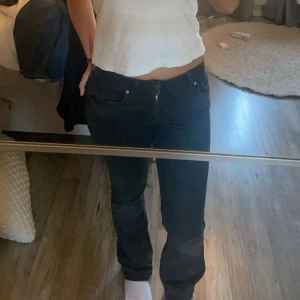 Lågmidjade jeans - Jag säljer mina lågmidjade svarta bootcut från Zara, pga att dem inte kommer till någon användning därav att jag äger två par likadana. Byxorna säljs inte längre från Zara, använda fåtal gånger sicket är bra! Om ni har några frågor så kontakta mig💕