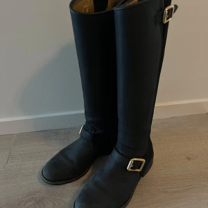 Urban Project Stövlar Svarta i storlek 38 - Äkta mocka och skinn.