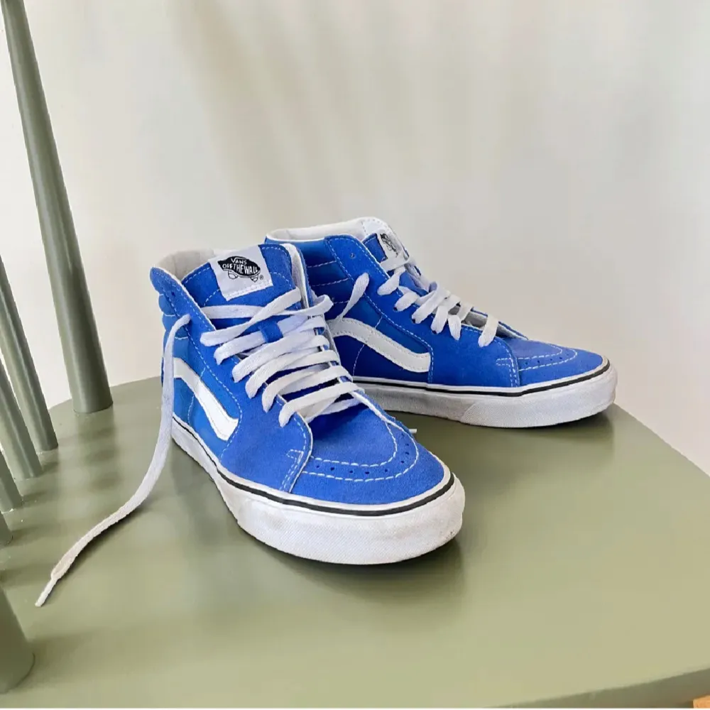 Så fina blåa sneakers ifrån Vans💙🥰endast använda fåtal gånger. Skor.