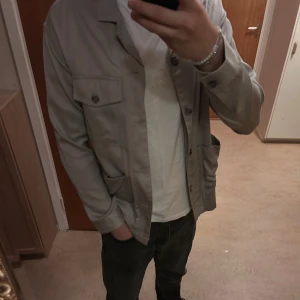 Tunn jacka  - Tja! Säljer nu min tunna jacka köpt från H&M för 749kr förra året det är av deras premium kollektion och är väldigt unik och snygg, skick 9/10 använd ett par gånger mindre än 5 gånger.
