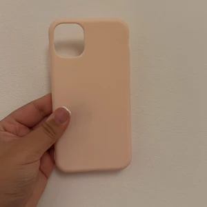 Rosa mobilskal iPhone 11 - Säljer denna rosa mobilskal, råka köpa i fel storlek…. iPhone 11!