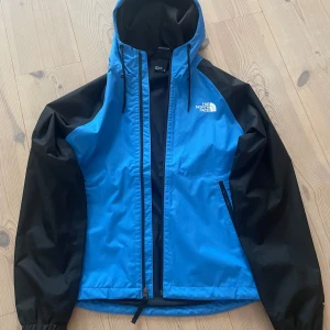 North Face windbreaker - North Face windbreaker i storlek xs, sitter bra på ungefär 158-170 cm. Fråga gärna om mått eller mer bilder så svarar jag gärna!