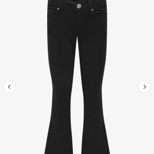 Low waist Only jeans - Säljer ett par super snygga flared only jeans som tyvärr inte passade mig dem är i strl 164, ny pris är 400kr mitt pris är 200kr då dem är helt oanvända bara testade med pris lapp och allt. Kontakta mig om ni är intresserade. Kan skicka mer bilder.🎀