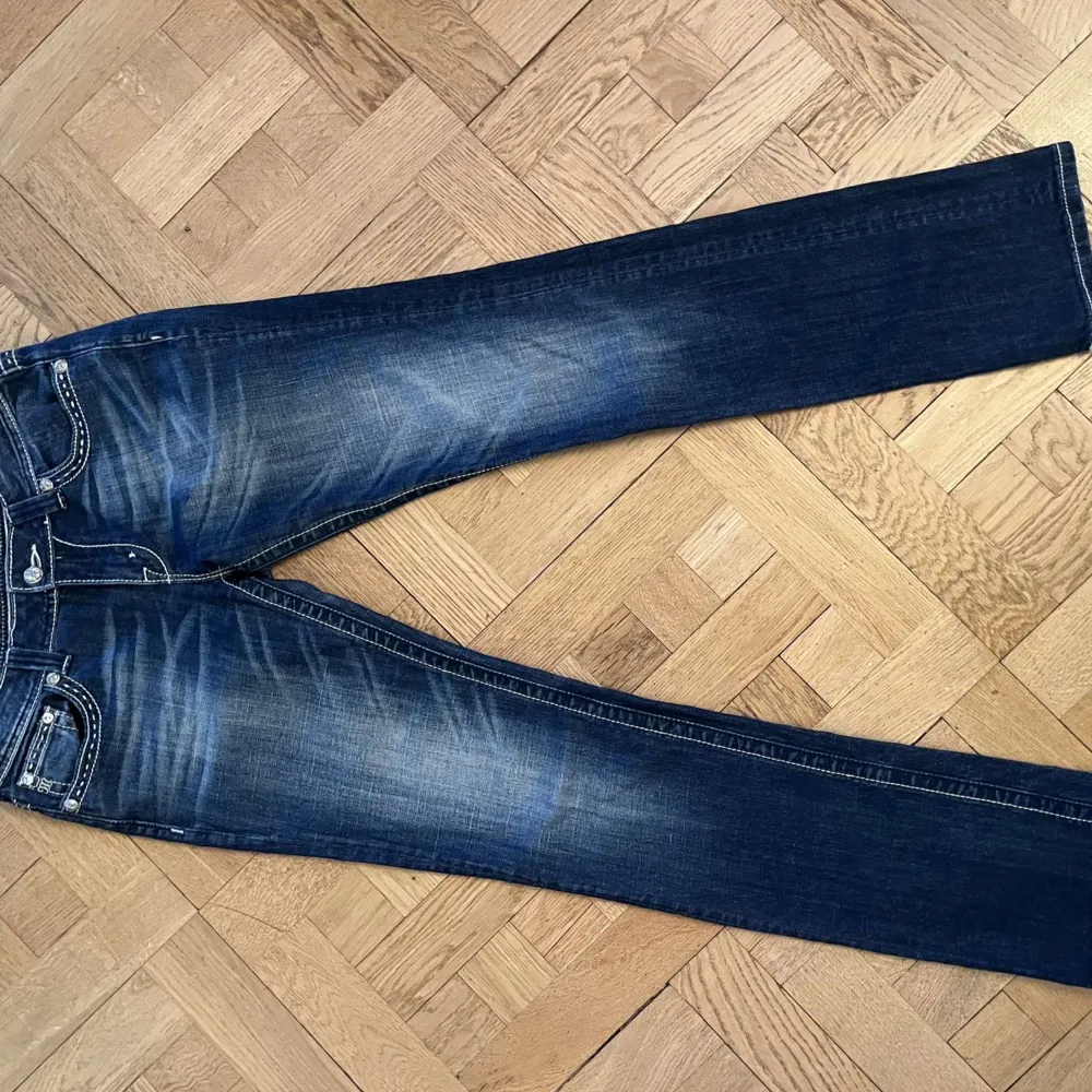 skit snygga jeans från miss me. storlek 30. skickas i befintligt skick och kan ses på bilderna! har du fler frågor kan du fråga i DM! ⭐️. Jeans & Byxor.