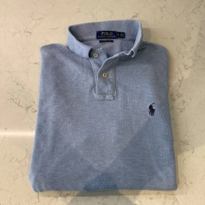 Ralph Lauren Tröja - Säljer nu denna asfeta Ralph Lauren kragtröjan i ett gott skick! Storleken är M och sitter bra som det! Nypris ligger på ca 1399kr❌ mitt pris endast 299kr✅ hör av dig vid minsta lilla fundering!! 😄😄