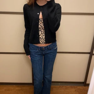 Lågmidjade jeans - Säljer mina dieseljeans. Dom har inga defekter och sitter jättebra. Dom är 36cm i midjan och 73cm  i innerbenslängd. Dom har också fina gulddetaljer runt fram och bak fickorna. Skriv för mer frågor💕