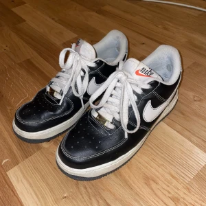 Nike Air Force - Välanvända Nike Air Force’s i cool färg. Hål i hälen som man ser på bilden 🖤🤍