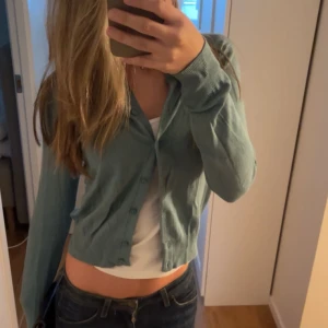 Grön tröja med knappar! - Säljer denna super söta koftan i grön, använd ett fåtal gånger!💕