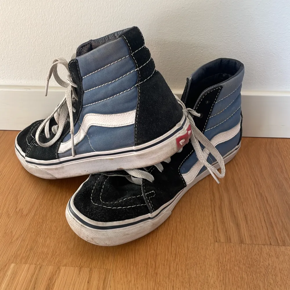 Ett par svart blåa högre vans sneakers i strl 40. Skor.