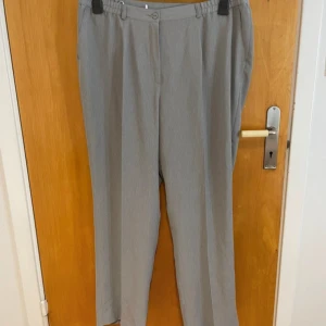 Grå kostymbyxor  - Gråa byxor köpt second hand, aldrig använd av mig.