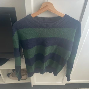 Tate sweater  - Grunge tröja som jag köpte 2022 på Plick för 200kr kommer aldrig till användning därför säljs den