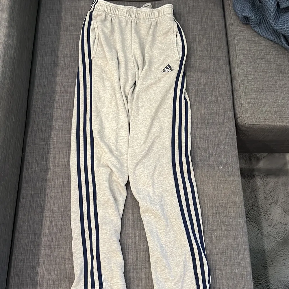 Adidas mjukisbyxor herr, bra skick. Storlek S. Jeans & Byxor.