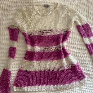 Randig stickad tröja från Havana - Säljer en superfin stickad tröja, storlek 146/152, men passar även xs/s. Den har ett snyggt randigt mönster i vitt och rosa, perfekt för både höst och vår. Tröjan är långärmad och har en bekväm passform. Perfekt för att hålla sig varm och stilren! 🌸