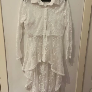 Vit klänning/blus - Bra kvalité och lite genomskinlig men ändå jätte fin och stilig.