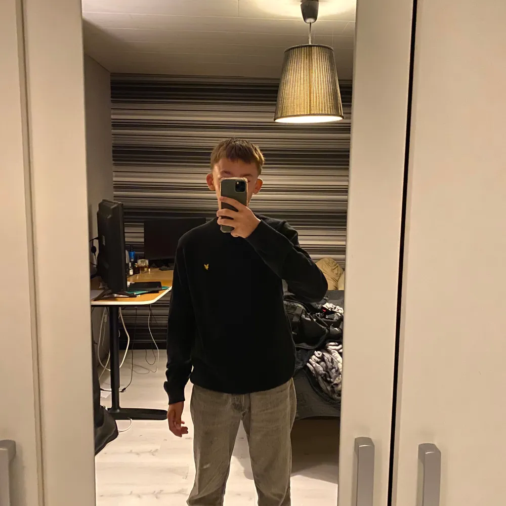 Lyle Scott sweatshirt svart  Den är som ny den är För stor för mig  Personer som 170 till 180 så passar den perfekt. Hoodies.