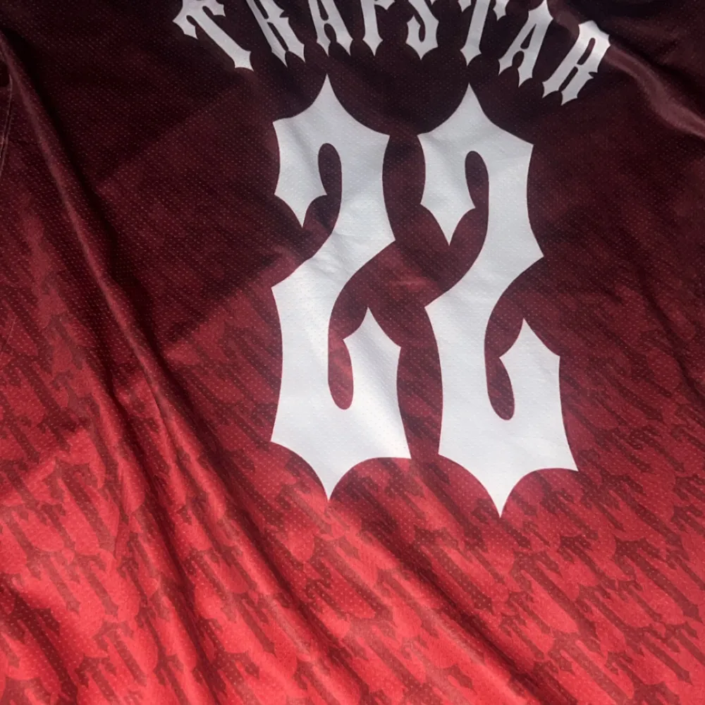 Tja säljer denna helt nya trapstar fotboll tröjan då den är för stor . T-shirts.