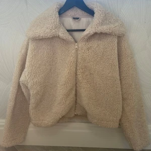 Teddyjacka - SUPERFIN Teddy jacka som är använd typ 2 gånger så i jättebra skick! PERFEKT till hösten verkligen!!