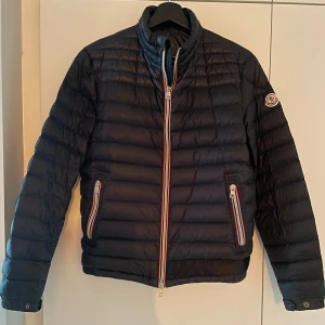 Jacka Moncler stl S  - Moncler modell, Daniel short down. I absolut nyskick dock har den lagats hos skräddare längst ner på jackans vänstra sida då det blev en reva i tyget. Stl 1= Small 