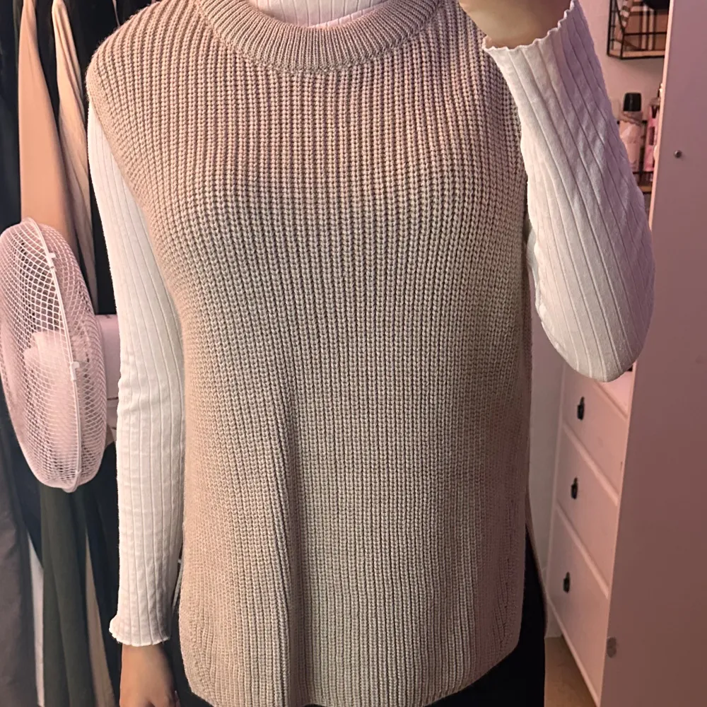 Jättefin knitted väst från märket New Look. Har aldrig använt den innan. Den skulle passa med många olika outfits. Skulle rekommendera en vit skjorta under den för en sofistikerad stil.. Tröjor & Koftor.