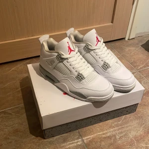 Jordan 4 oreo - Jordan 4 oreo 1 till 1 Storlek 42 Priset är billigt eftersom jag inte kan garantera att dom är äkta. Priset kan diskuteras