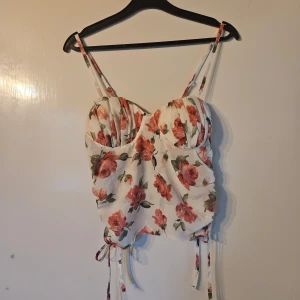 Blommig topp från nelly - Stl 34.
