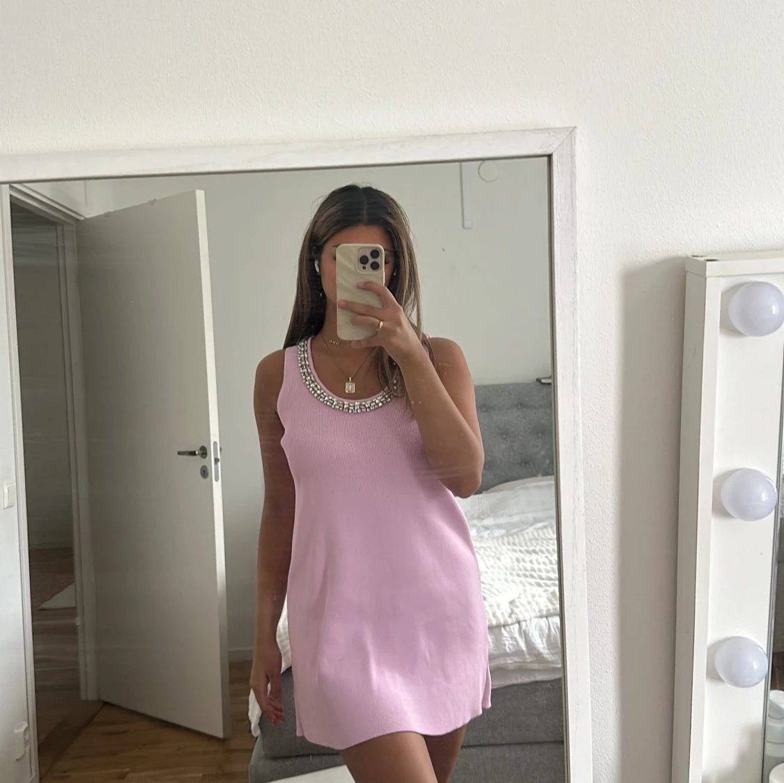 En rosa kort klänning från Zara