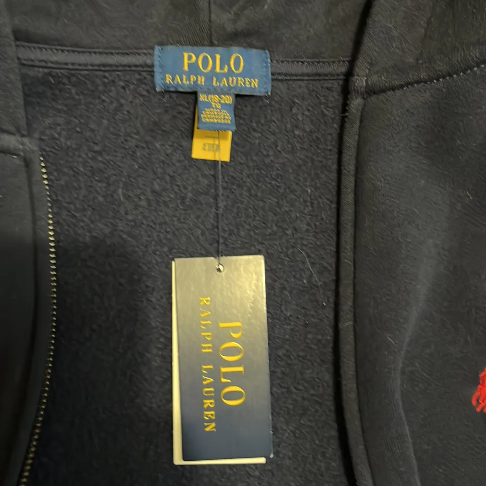 Säljer en snygg mörkblå hoodie från Polo Ralph Lauren.Aldrig använd bara testad!! Perfekt för höst och vinter, och den är i nyskick med etiketten kvar. Superbekväm och stilren, perfekt för både vardag och chill!! Storlek 170/S. Tröjor & Koftor.