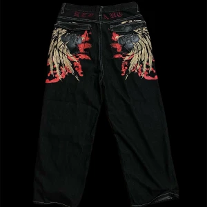 Jeans - Säljer dessa eftersom att jag inte använder dom, super bra skick endast använda några gånger. Snygga detaljer, men läder detaljer på fickorna. Vet tyvärr ej vilket märke eller vart de kommer ifrån 🫶