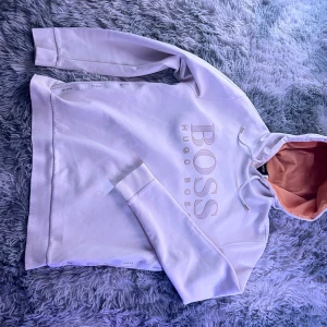 Boss hoodie och shorts - -Boss vit hoodie 1000kr (M)  -Boss vit shorts 700kr (L)