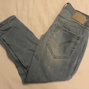 Riktigt feta dondup jeans som är i storleken 28 tveka inte vid funderingar. Bara att höra va er👍